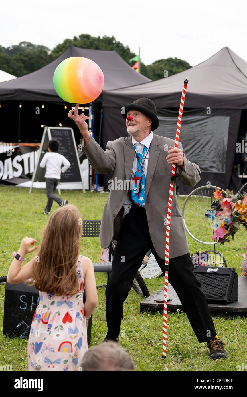Un clown animatrice pour enfants au Warwick Folk Festival, Warwickshire, Royaume-Uni Banque D'Images