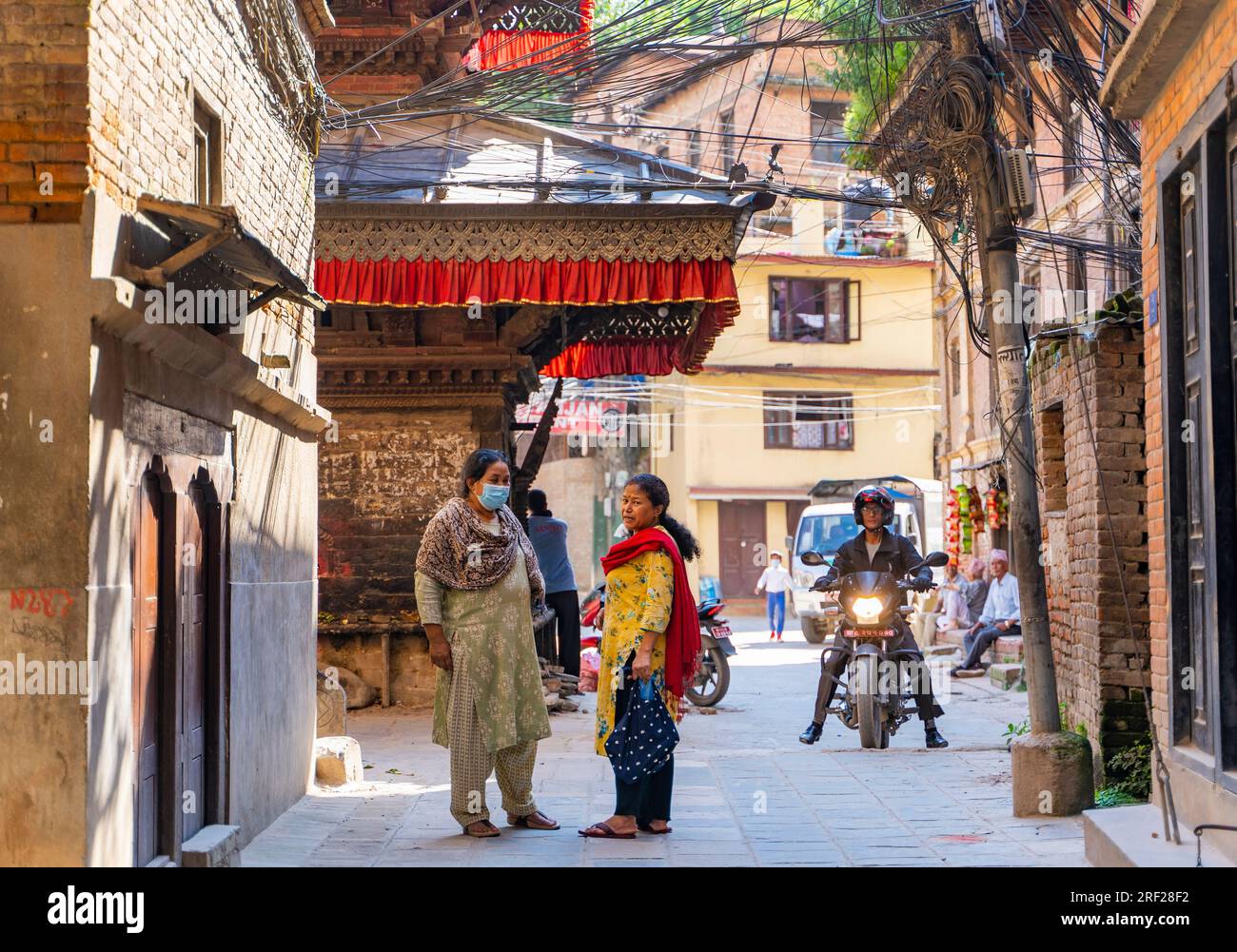 Katmandou, Népal - 12 août 2022 : des gens dans une rue colorée à Patan Banque D'Images