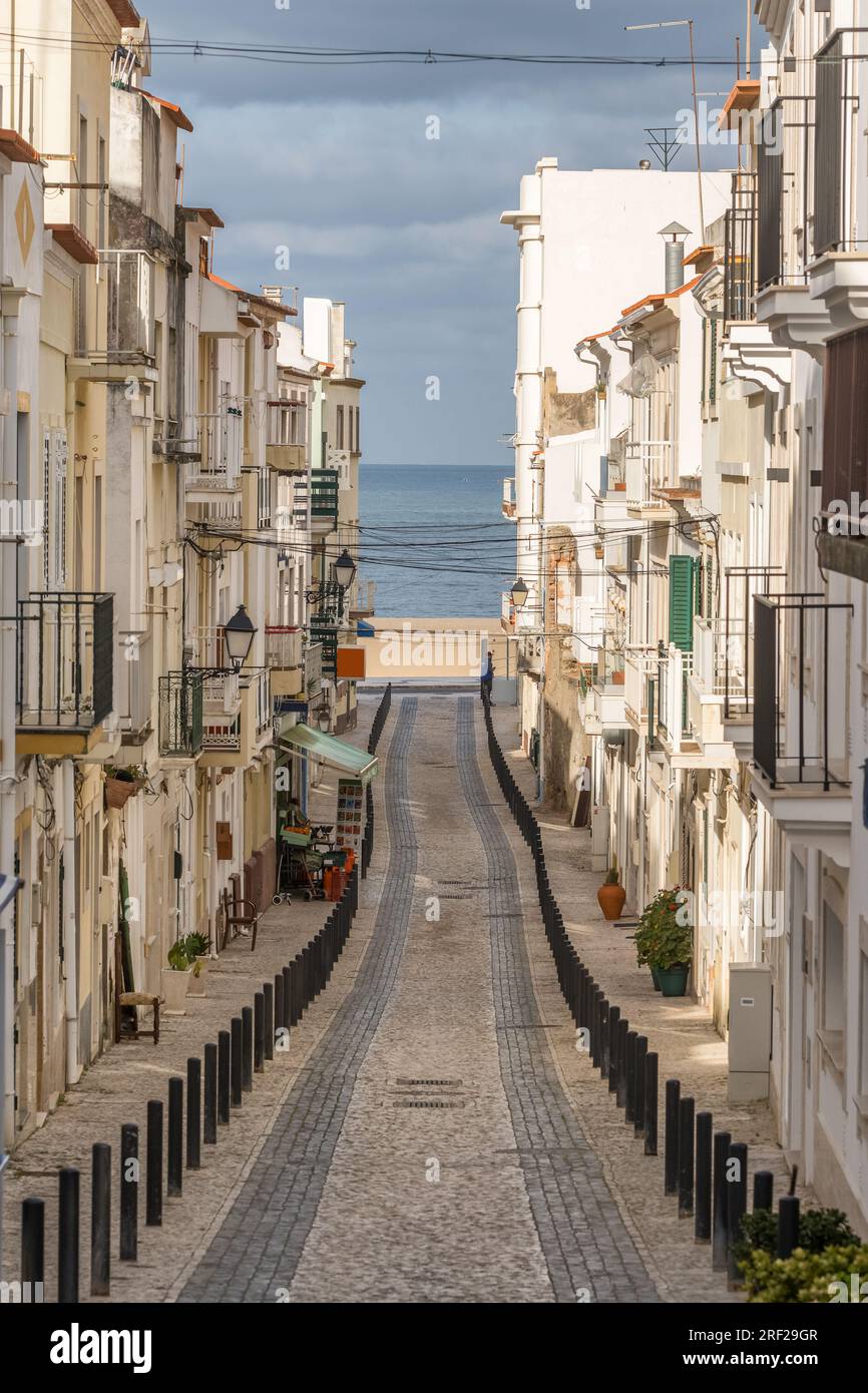 Vue d'une rue étroite et vide à Nazare , Portugal. Banque D'Images