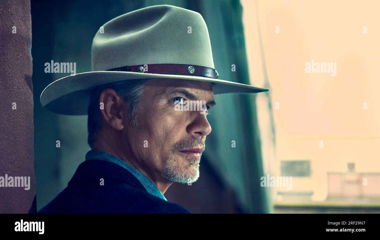 TIMOTHY OLYPHANT dans JUSTIFIED : CITY PRIMEVAL (2023), réalisé par JON AVNET et MICHAEL DINNER. Crédit : FX PRODUCTIONS / Album Banque D'Images