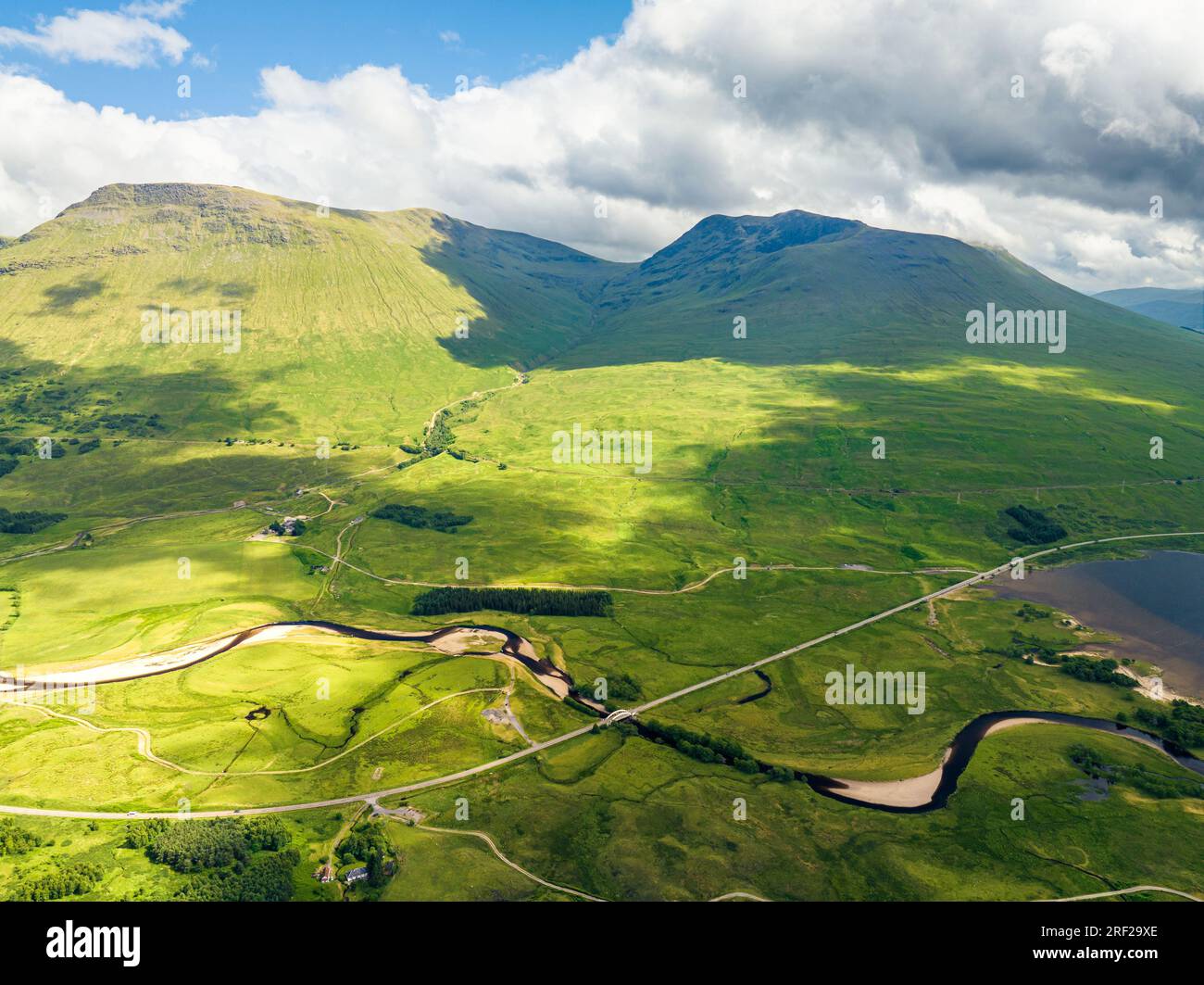 Loch Tulla et Beinn Dorain d'un drone, Glen COE, Highlands, Écosse, Royaume-Uni Banque D'Images