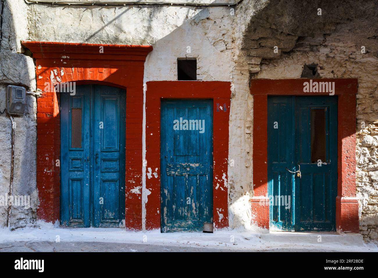 Vieux bâtiments abandonnés dans le village de Pyrgi sur l'île de Chios, Grèce. Banque D'Images