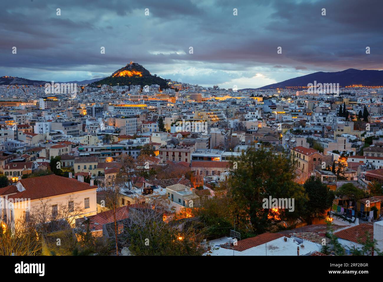 Vue sur la colline de Lycabette depuis le quartier Anafiotika, Athènes. Banque D'Images