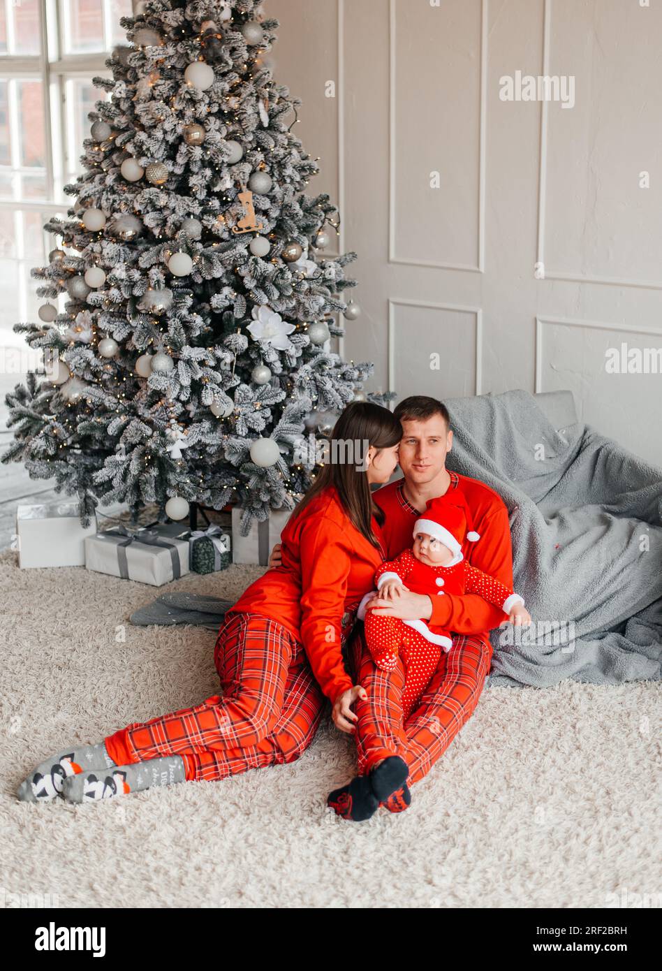 Famille heureuse près du sapin de Noël pour la nouvelle année. Banque D'Images