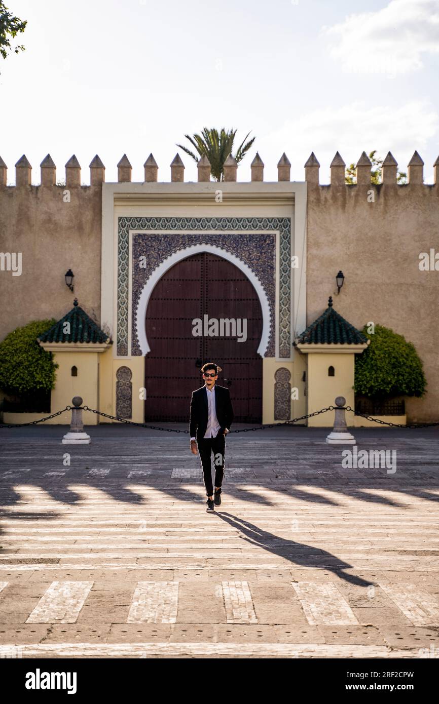 Homme marocain avec des lunettes de soleil et costume à côté du Palais Royal à Fe Banque D'Images