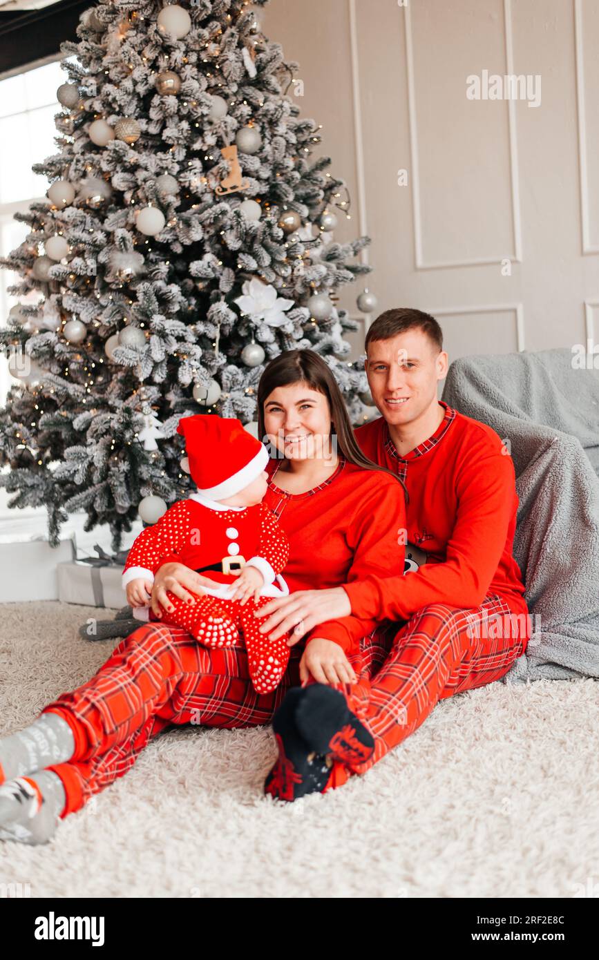 Famille heureuse près du sapin de Noël pour la nouvelle année. Banque D'Images