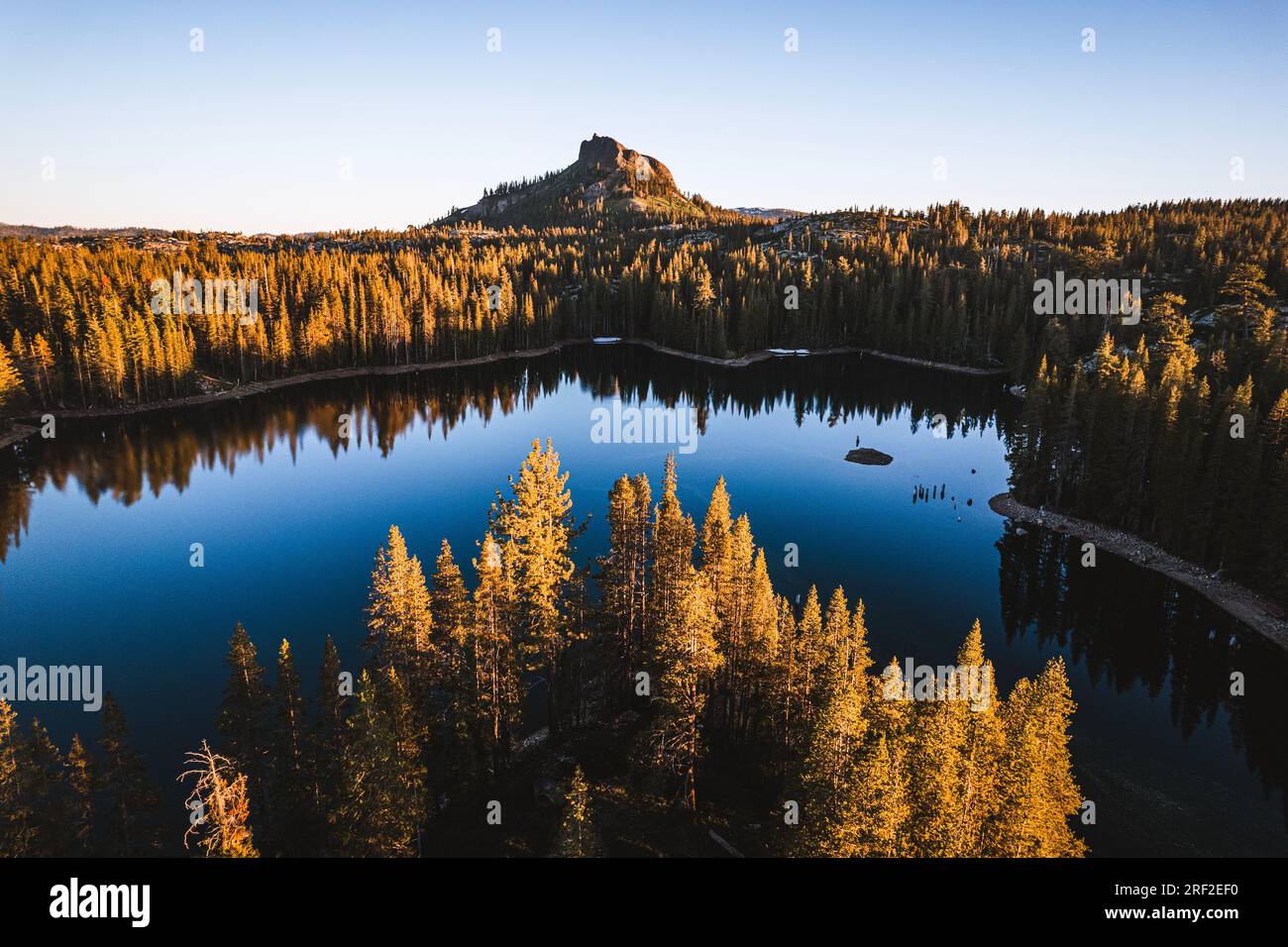 devils Peak et lac au coucher du soleil près de donner Pass, Californie Banque D'Images