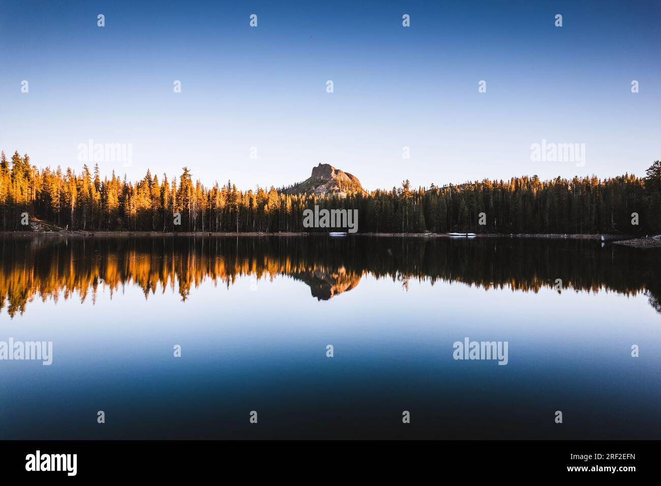 Devils Peak reflété dans le lac encore paisible, donner Pass, Californie Banque D'Images