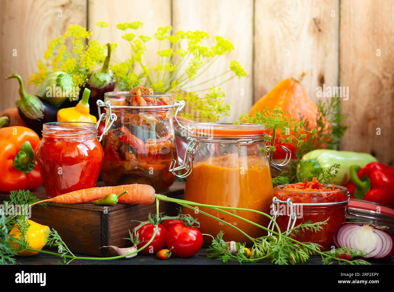 Légumes conservés maison d'automne dans des bocaux en verre - ajvar, caviar de citrouille, ratatouille, carotte marinée. Concept de nourriture végétarienne conservée à l'automne, copie s Banque D'Images