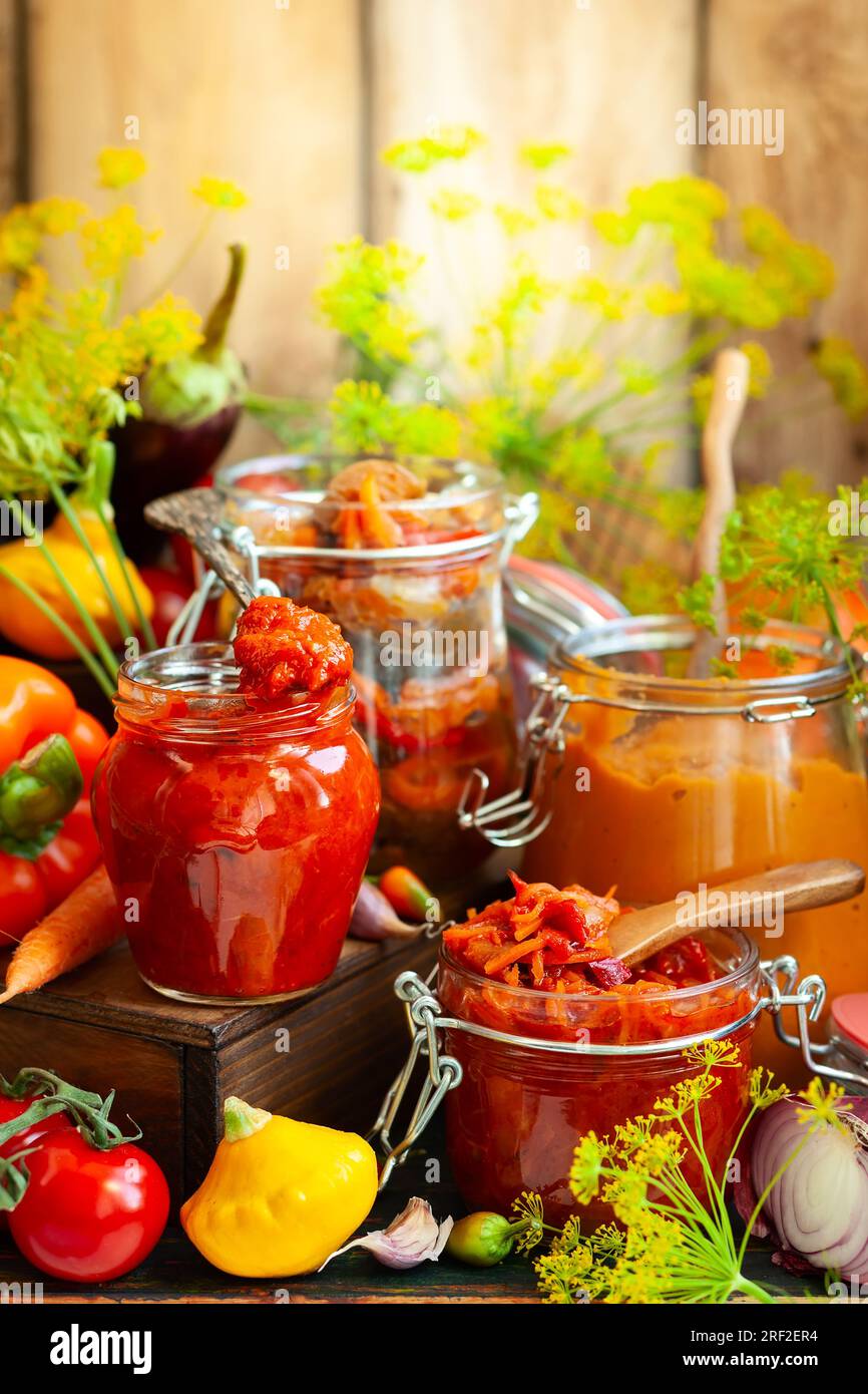 Légumes conservés maison d'automne dans des bocaux en verre - ajvar, caviar de citrouille, ratatouille, carotte marinée. Concept de nourriture végétarienne conservée à l'automne, copie s Banque D'Images