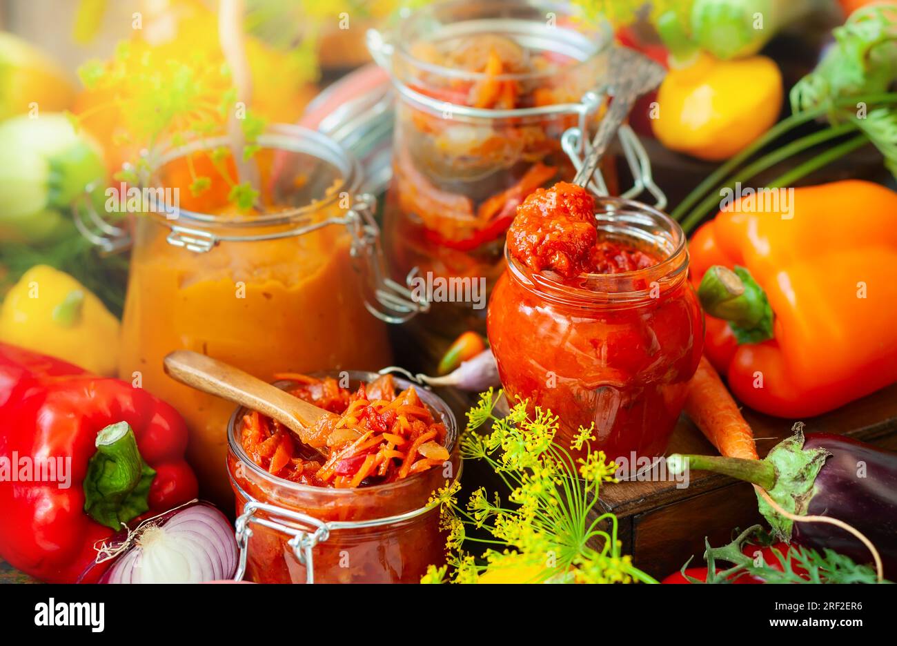 Légumes conservés maison d'automne dans des bocaux en verre - ajvar, caviar de citrouille, ratatouille, carotte marinée. Concept de nourriture végétarienne conservée à l'automne, copie s Banque D'Images