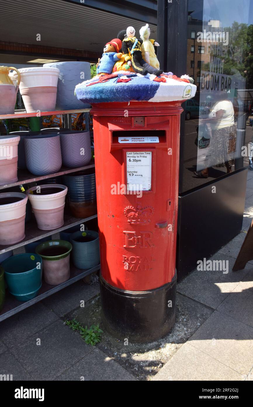 Yarnbomb Postbox Waitrose by The WI (1 de 4) Banque D'Images