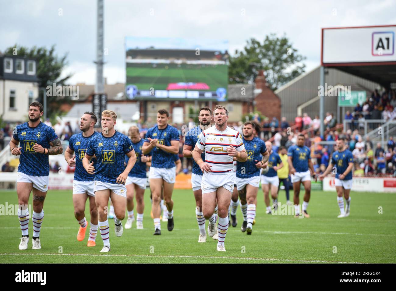 Wakefield, Angleterre - 30 juillet 2023 Matty Ashurst (en blanc) de Wakefield Trinity mène l'équipe. Rugby League Betfred Super League , Wakefield Trinity vs Warrington Wolves au Be Well support Stadium, Wakefield, Royaume-Uni Banque D'Images