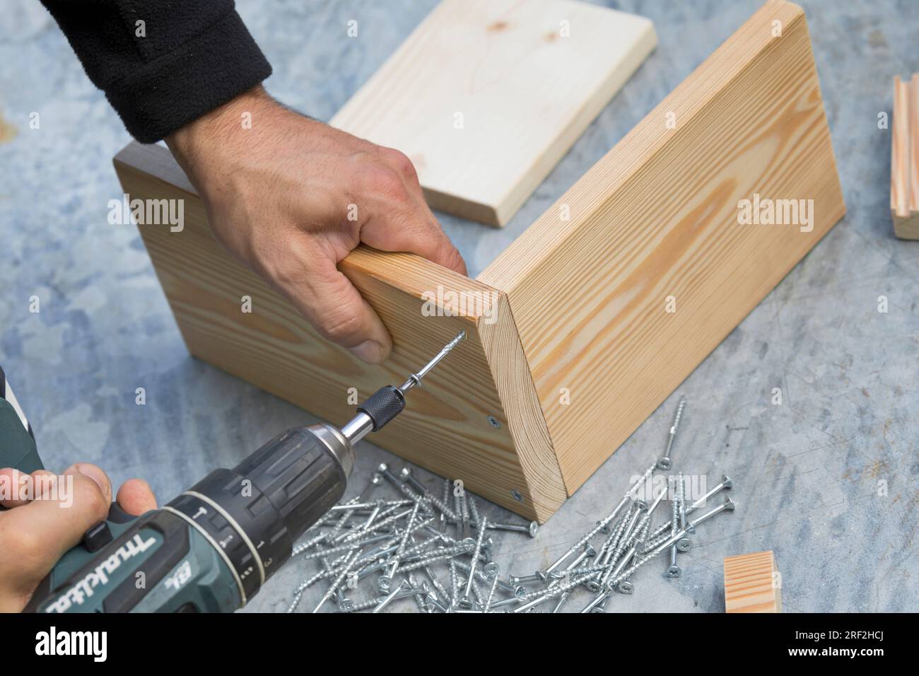 fabrication d'un mangeoire pour les écureuils, étape 3 : le couvercle arrière est fixé sur la plaque de base, image de série 3/13 Banque D'Images