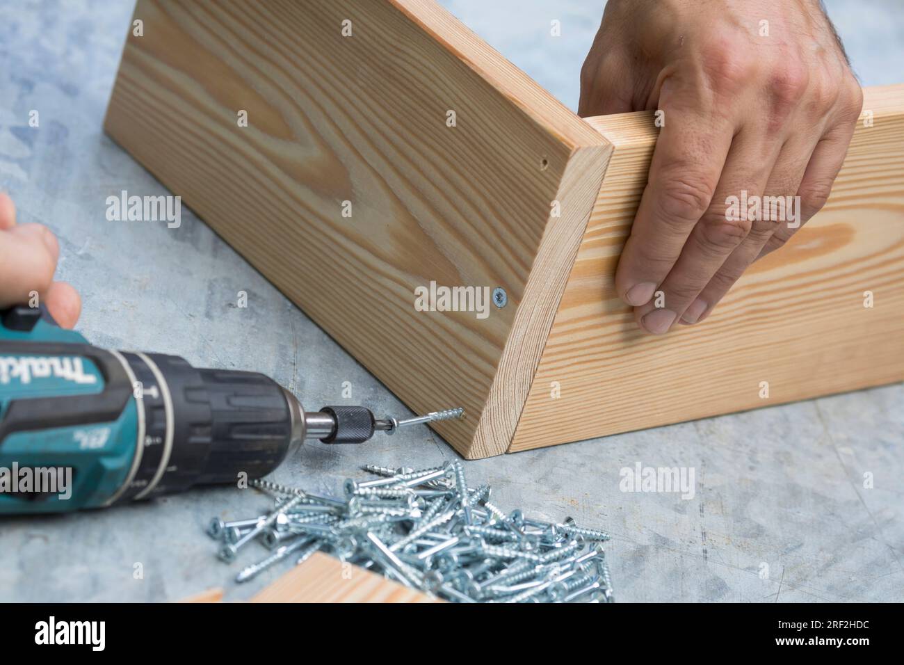 fabrication d'un mangeoire pour les écureuils, étape 3 : le couvercle arrière est fixé sur la plaque de base, image de série 3/13 Banque D'Images