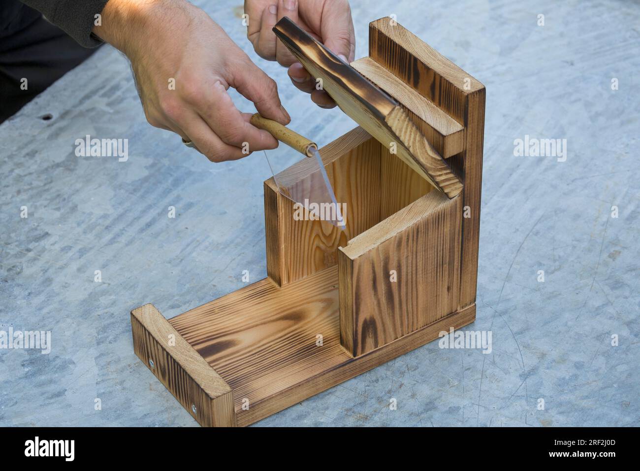 fabrication d'une mangeoire pour les écureuils, étape 11 : le bouclier en plexiglas est fixe, image de série 11/13 Banque D'Images