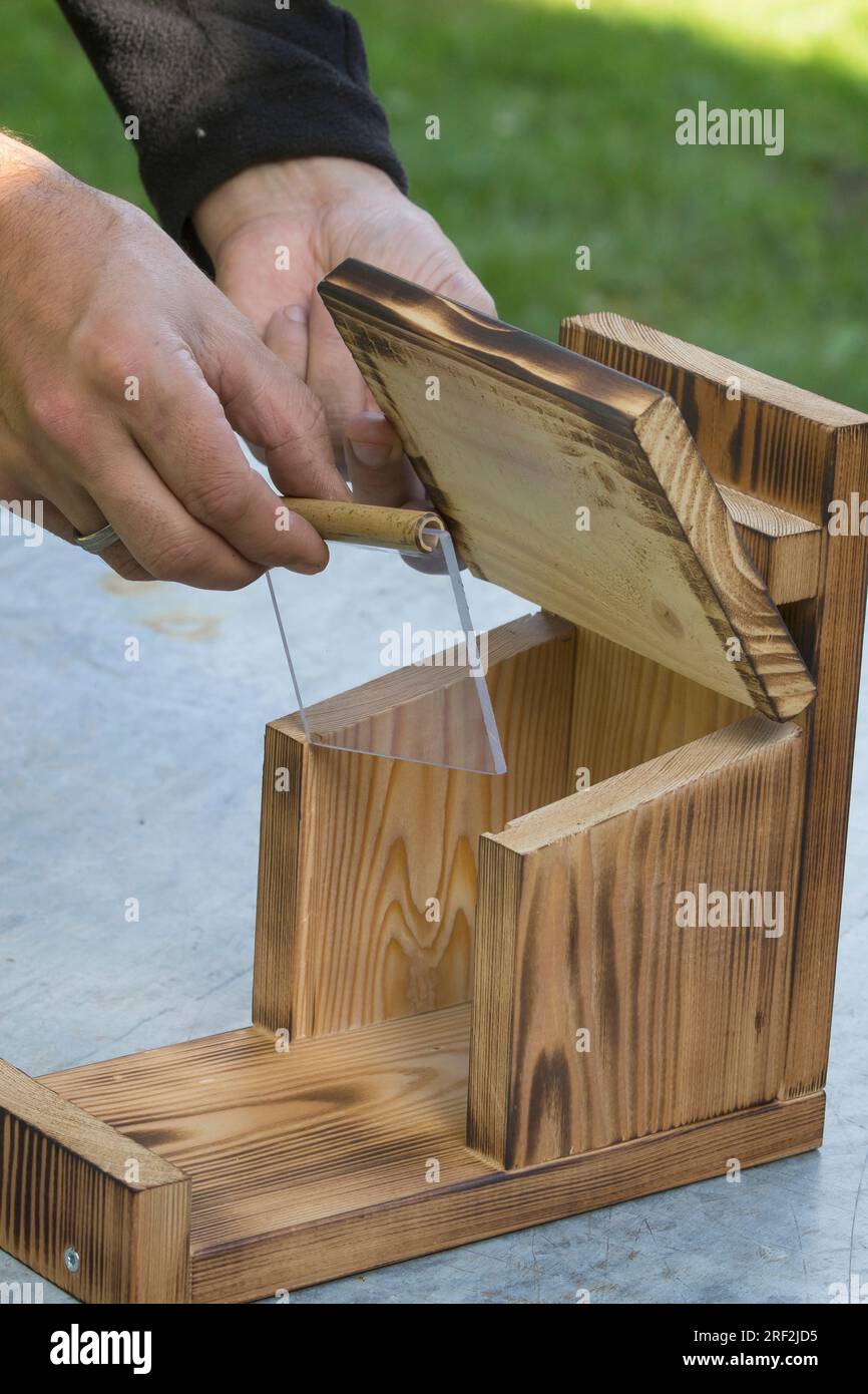 fabrication d'une mangeoire pour les écureuils, étape 11 : le bouclier en plexiglas est fixe, image de série 11/13 Banque D'Images