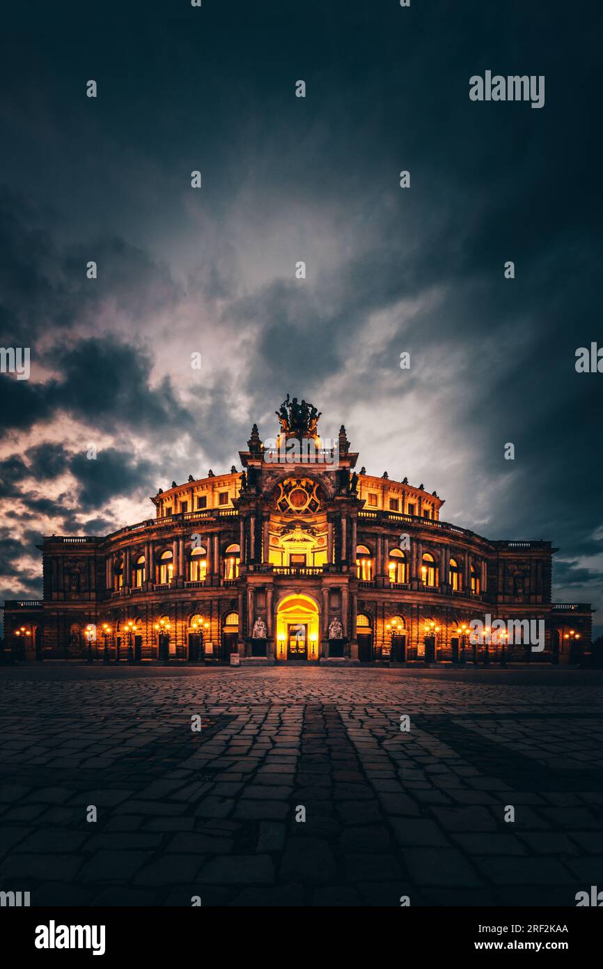 L'opéra Semper à Dresde est un bâtiment historique célèbre pour la musique. Bâtiment de concert dans la soirée au coucher du soleil. Un point culminant en Allemagne et un lieu t Banque D'Images