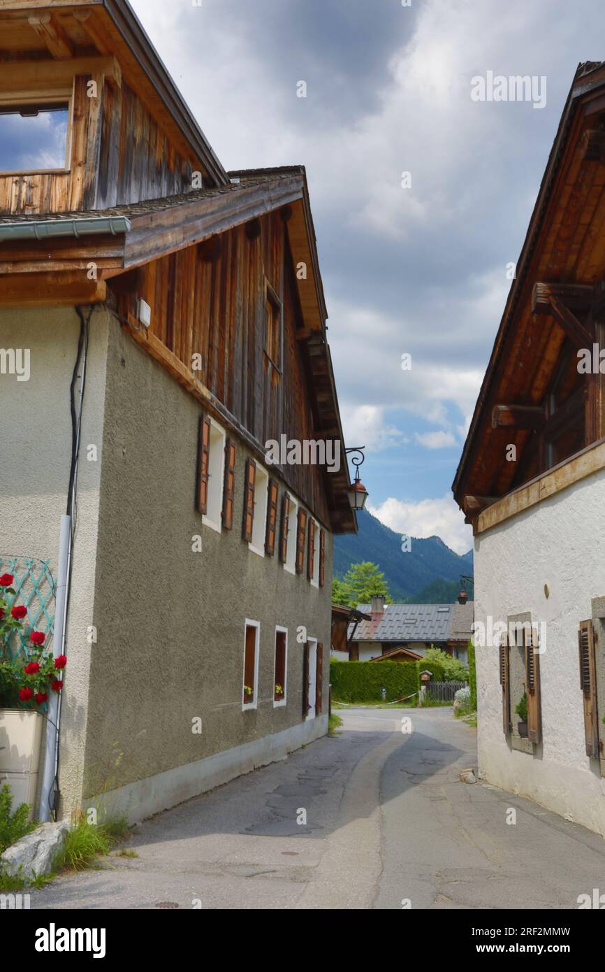 France, vallée de Chamonix, haute Savoie – chalets alpins traditionnels dans un village de montagne avec paysage pittoresque dans les Alpes françaises. Banque D'Images