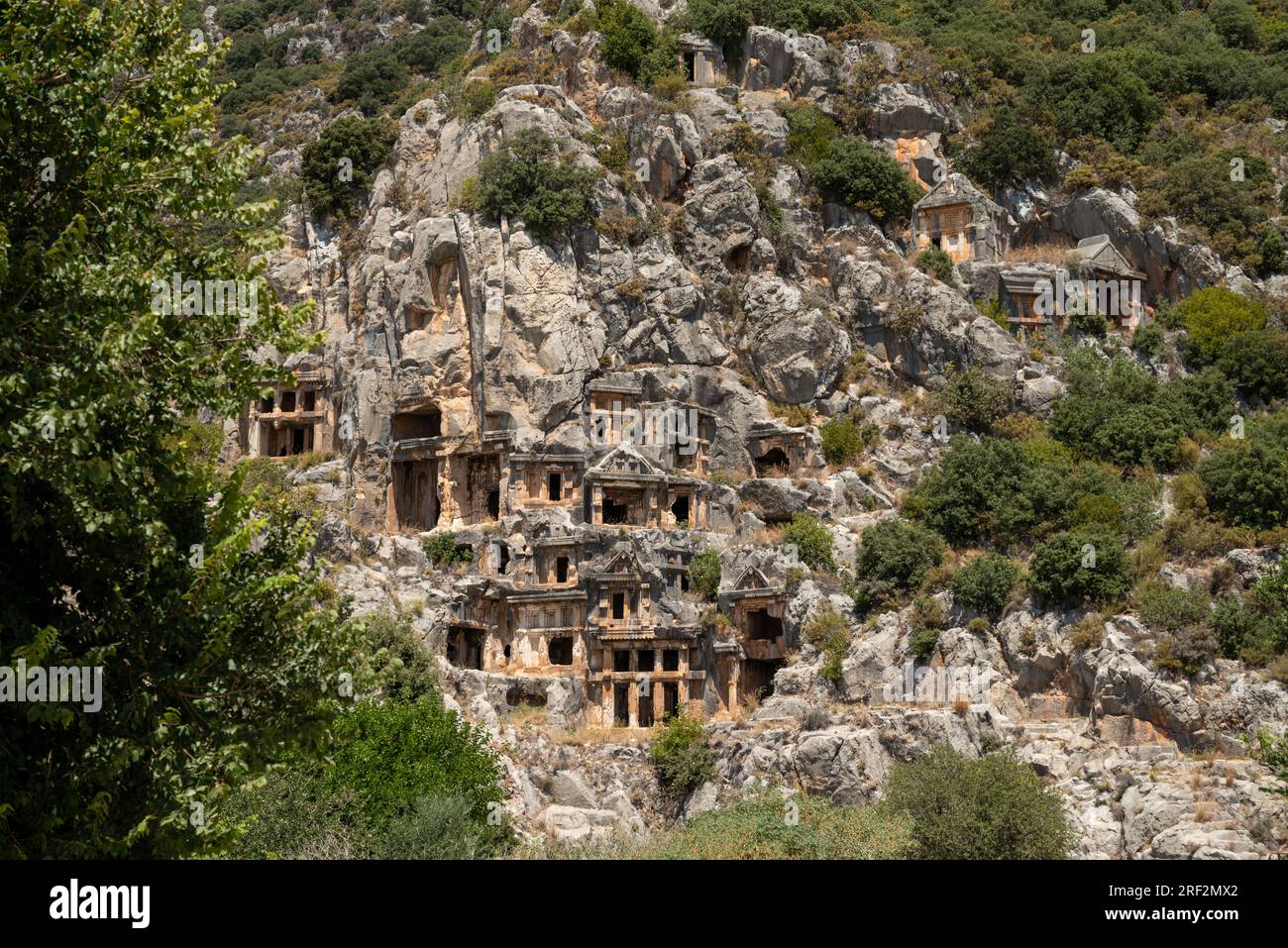Les ruines de l'amphithéâtre et les anciennes tombes rocheuses dans l'ancienne ville de Myra à Demre, Turquie Banque D'Images