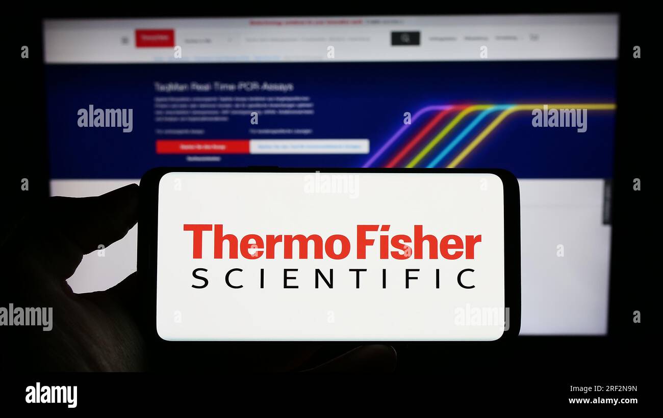 Personne tenant un téléphone portable avec le logo de la société américaine Thermo Fisher Scientific Inc. Sur l'écran devant la page Web de l'entreprise. Concentrez-vous sur l'affichage du téléphone. Banque D'Images