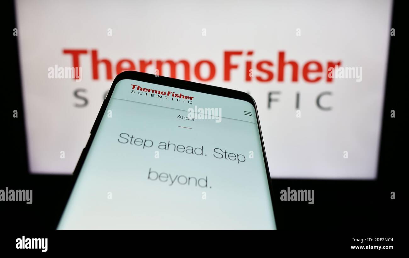 Téléphone portable avec le site Web de la société américaine Thermo Fisher Scientific Inc. Sur l'écran devant le logo de l'entreprise. Effectuez le focus sur le coin supérieur gauche de l'écran du téléphone. Banque D'Images
