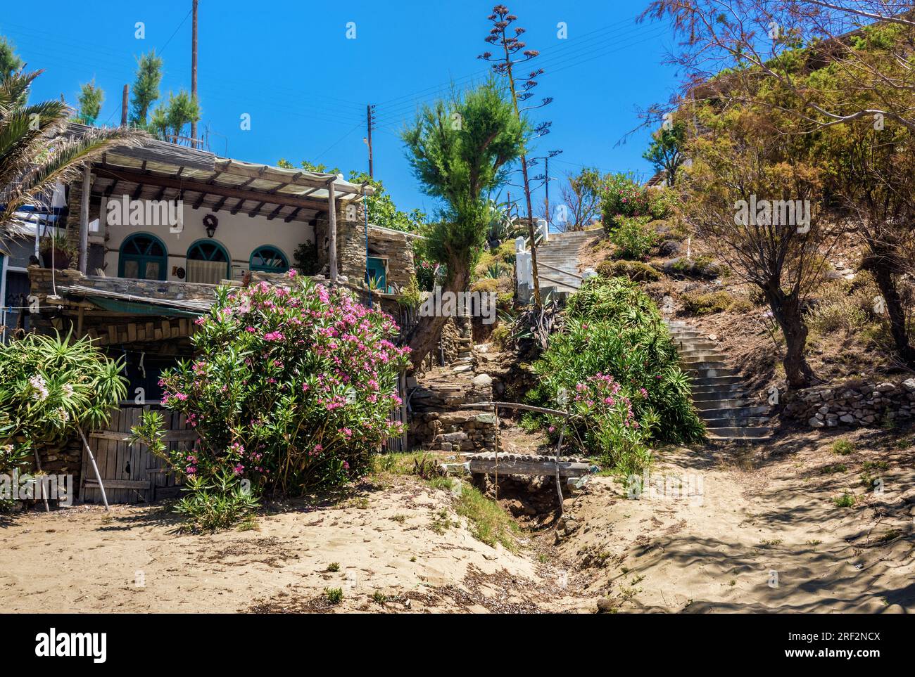 Une maison sur la plage à Kolimbithra, Tinos. Banque D'Images