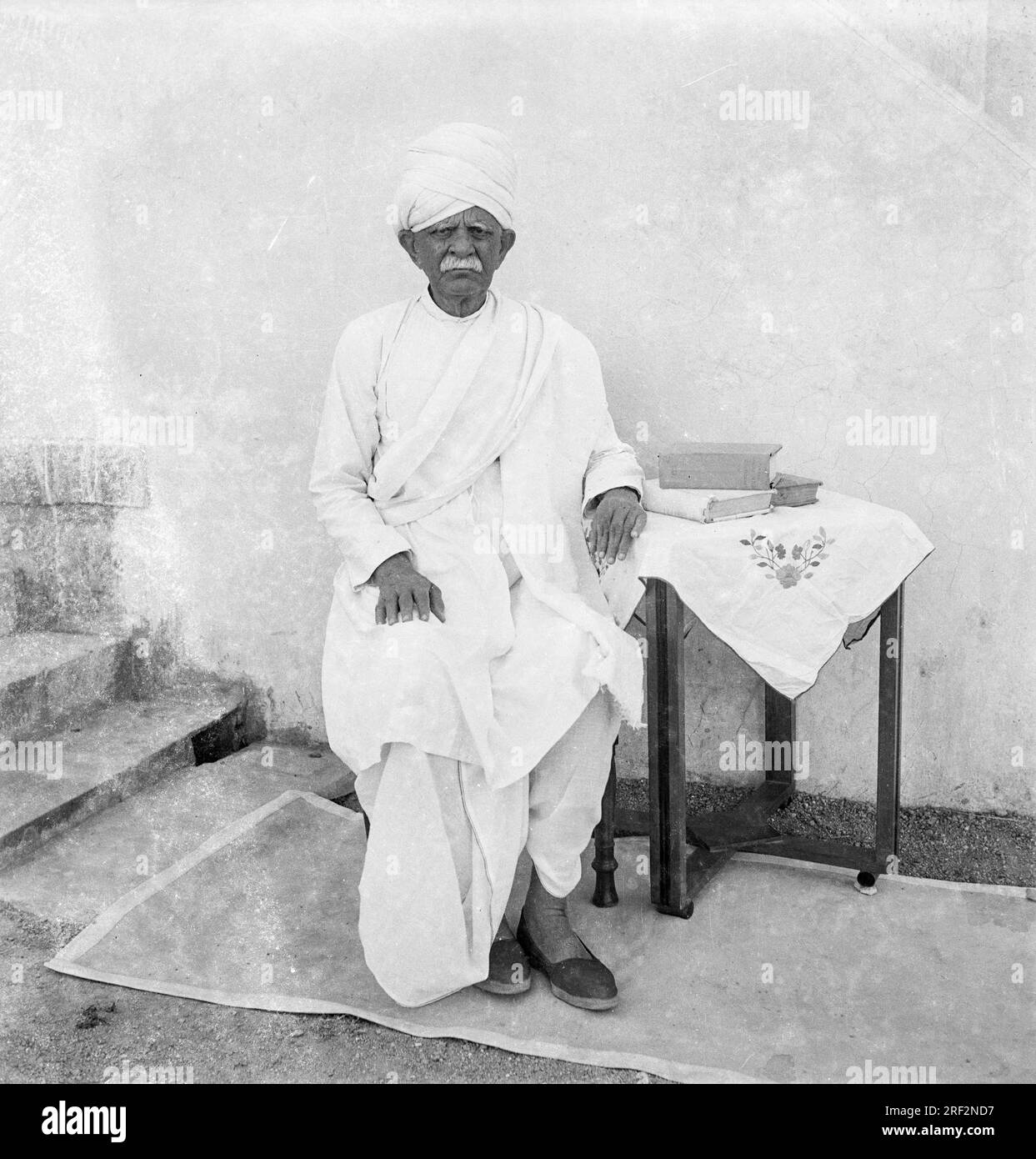Vieux vintage des années 1900 photo de studio noir et blanc de l'homme indien senior portant dhoti kurta turban Gujarat Inde Banque D'Images