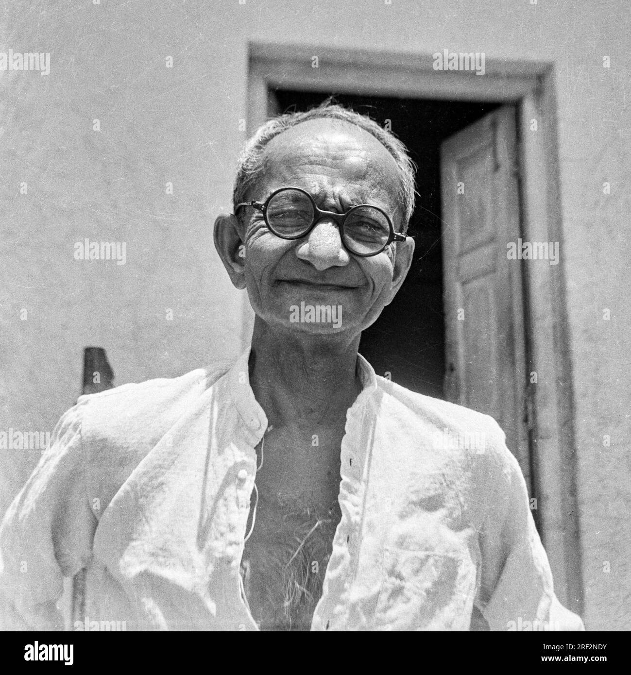 Vieux vintage des années 1900 noir et blanc portrait studio de vieil homme indien portant des lunettes rondes Inde des années 1940 Banque D'Images