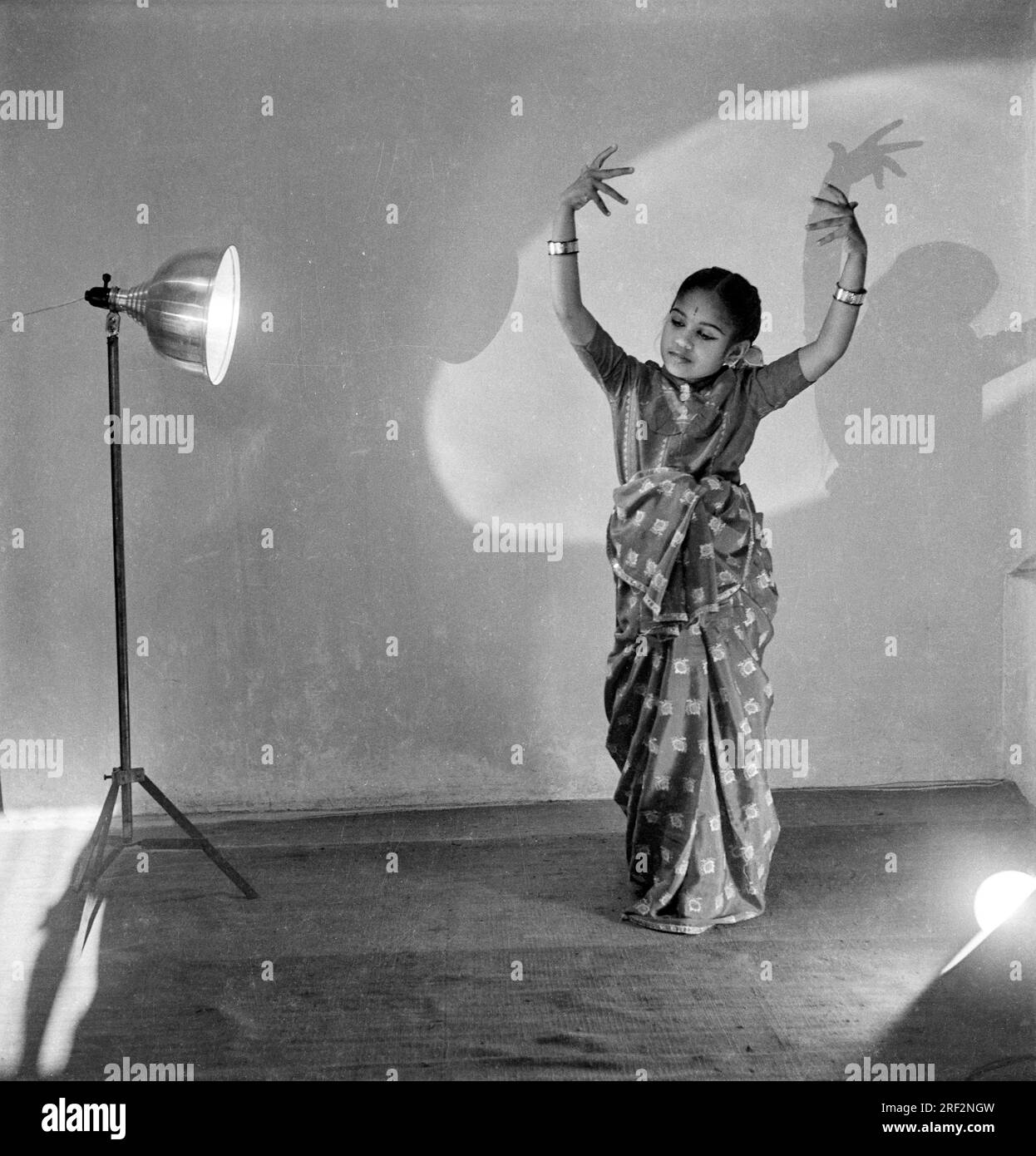 Vieux vintage noir et blanc 1900s photo de fille indienne dansant studio portrait Inde 1940s. Banque D'Images