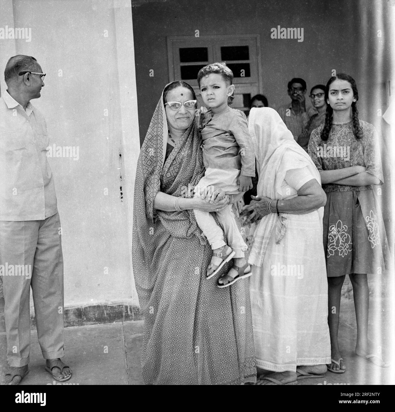 Vieux vintage des années 1900 photo noir et blanc de la famille indienne mère femme portant fils enfant portant sari India 1940s Banque D'Images