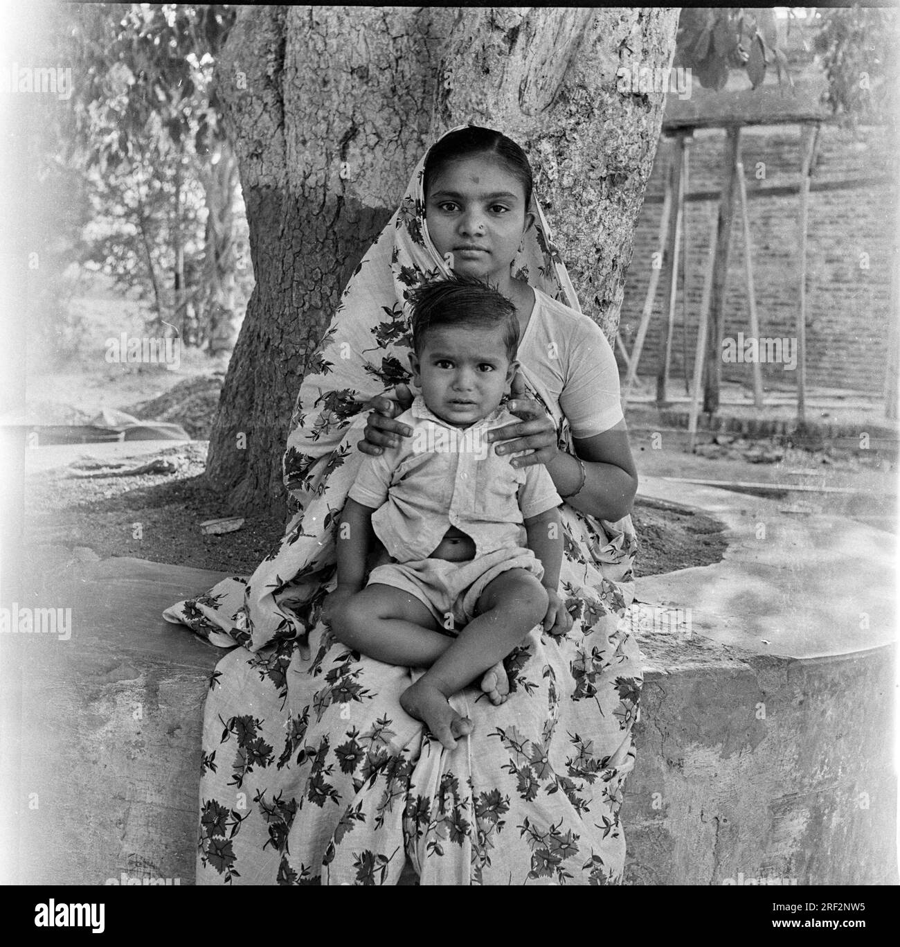 Vieux vintage des années 1900 photo en noir et blanc de la mère indienne portrait de fils sous l'arbre Inde des années 1940 Banque D'Images