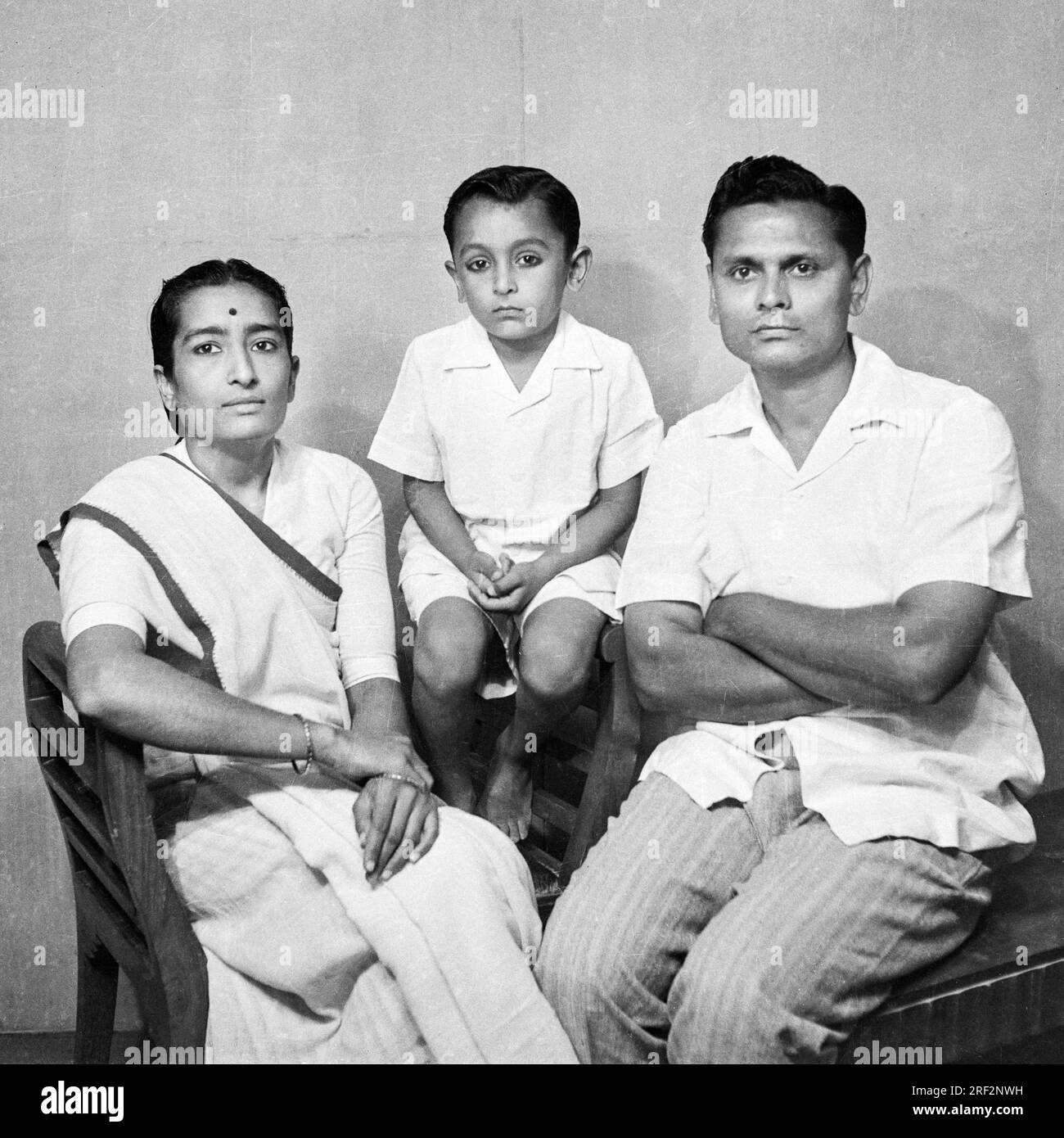 Vieux vintage des années 1900 noir et blanc studio photo portrait famille indienne père mère fils homme femme enfant Inde années 1940 Banque D'Images