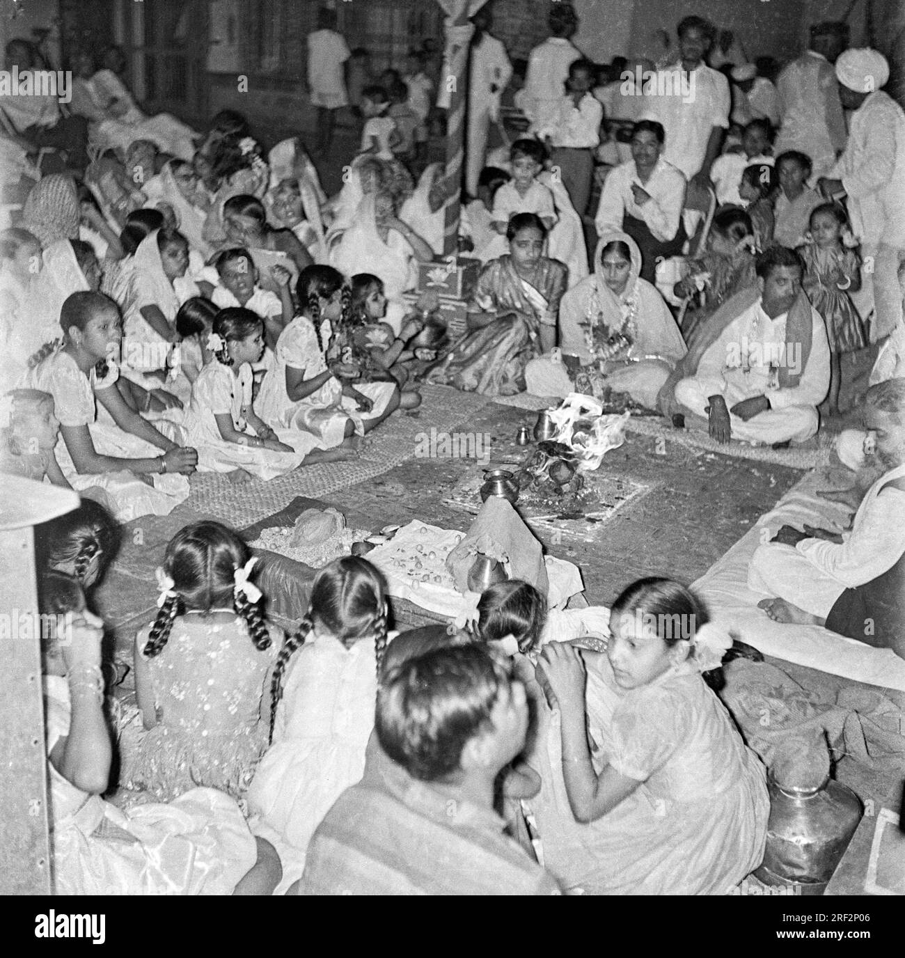 Vieux vintage des années 1900 photo en noir et blanc de cérémonie de mariage indien havan mariée marié rituel Inde des années 1940 Banque D'Images