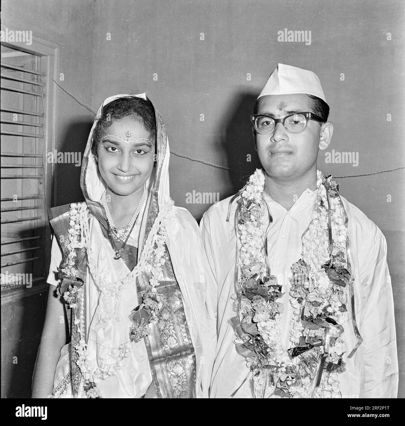 Vieux vintage des années 1900 photo en noir et blanc de la guirlande de mariée rituelle indienne Inde des années 1940 Banque D'Images