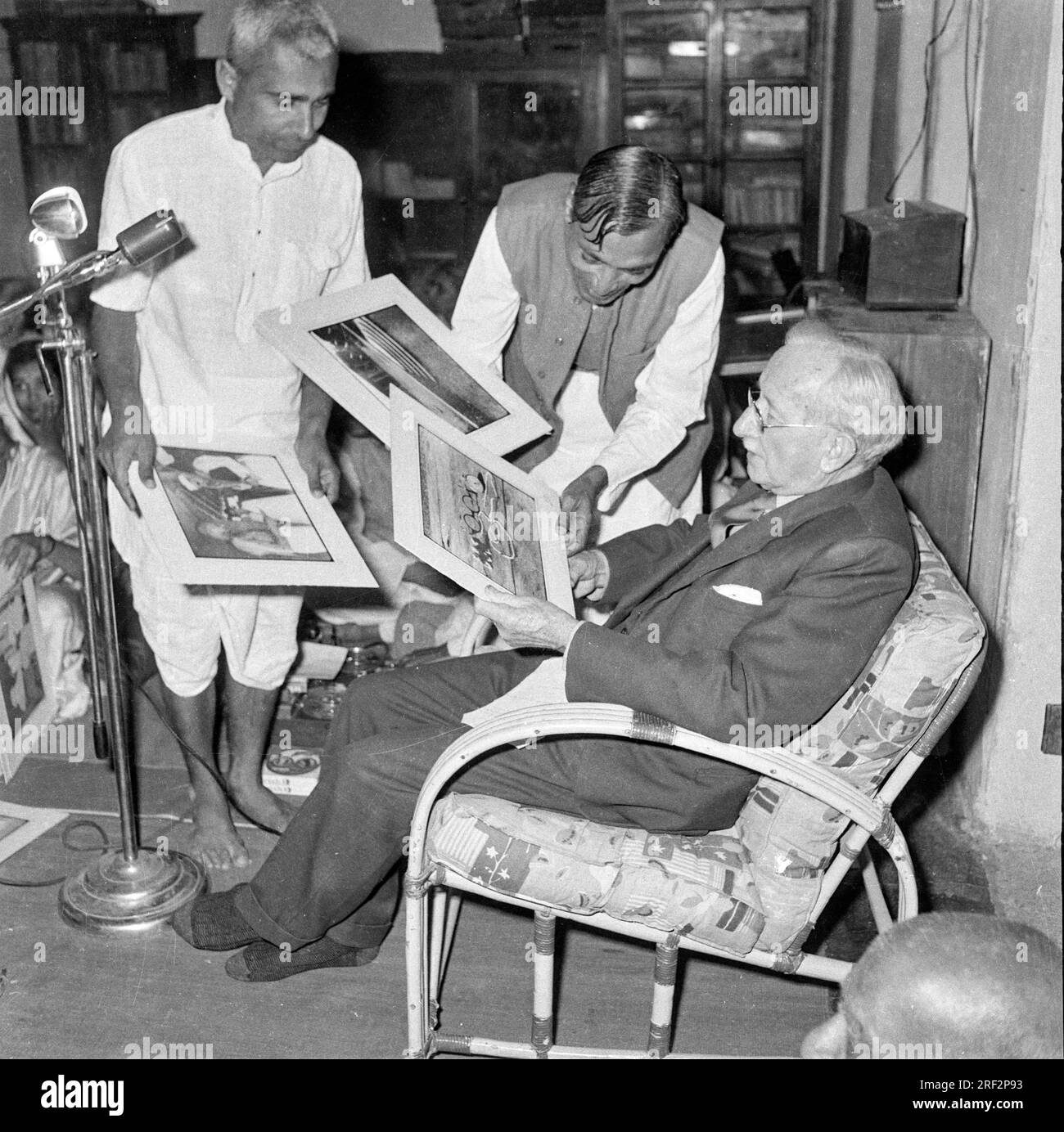 Vieille photo vintage en noir et blanc des années 1900 de l'acheteur indien photographe monté tirages Inde des années 1950 Banque D'Images