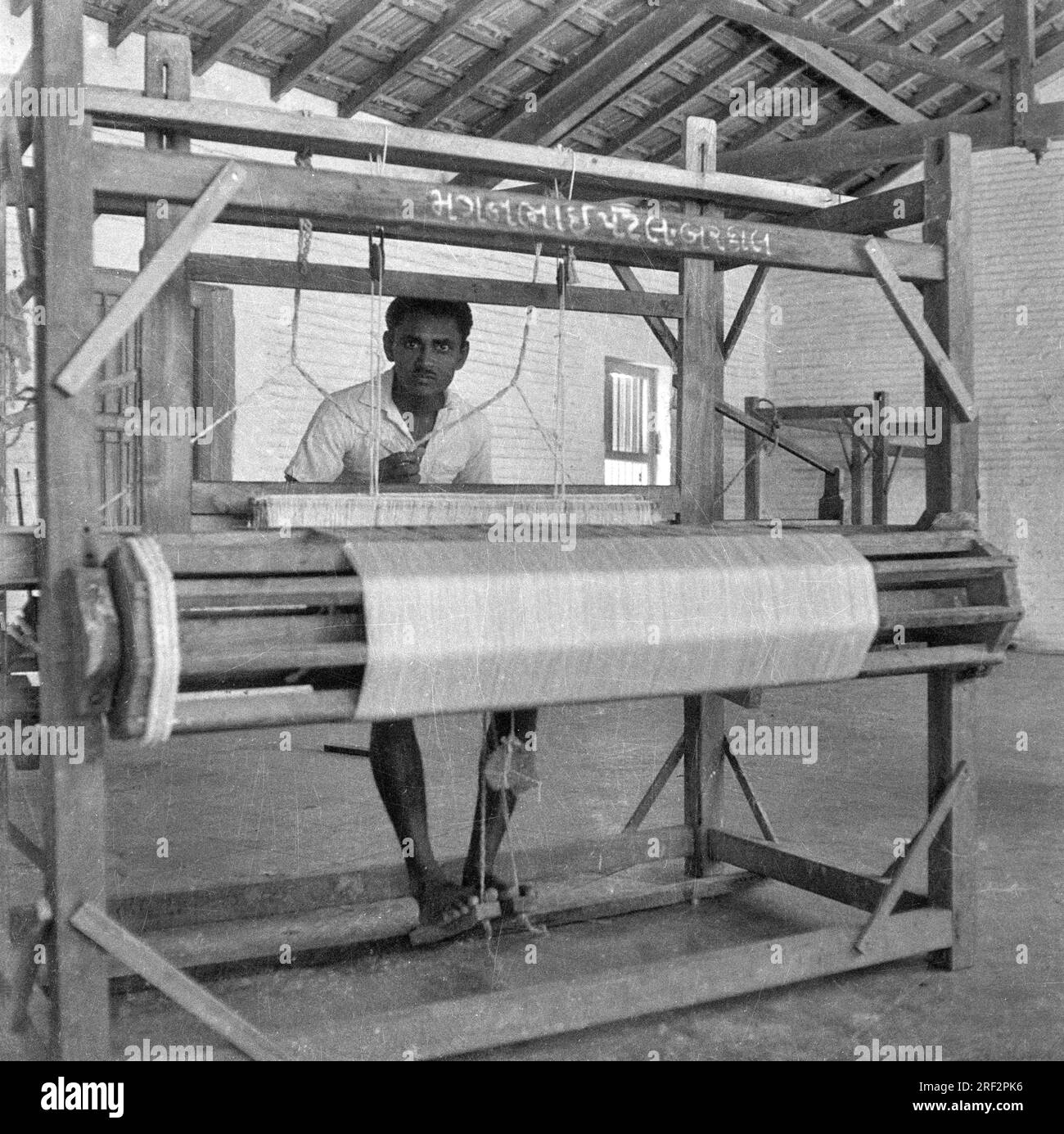Vieux vintage des années 1900 image noir et blanc de la machine à tisser à main indienne en bois Inde des années 1940 Banque D'Images