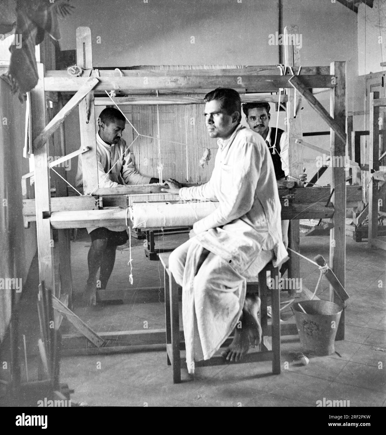 Vieux vintage des années 1900 image noir et blanc de la machine à tisser à main indienne en bois Inde des années 1940 Banque D'Images