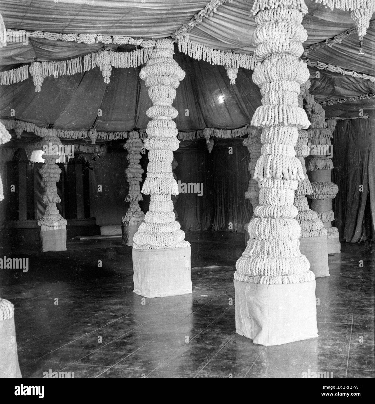 Vieux vintage des années 1900 photo en noir et blanc de cérémonie de mariage indienne décoration de réception Inde des années 1940 Banque D'Images