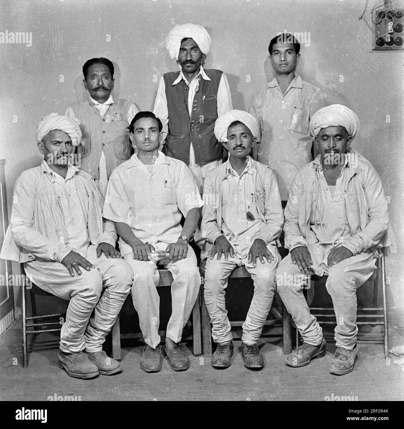 Vieux vintage des années 1900 photo de studio noir et blanc d'amis indiens agriculteurs portant la robe traditionnelle kathiawari turban Kathiyawad Inde des années 1940 Banque D'Images