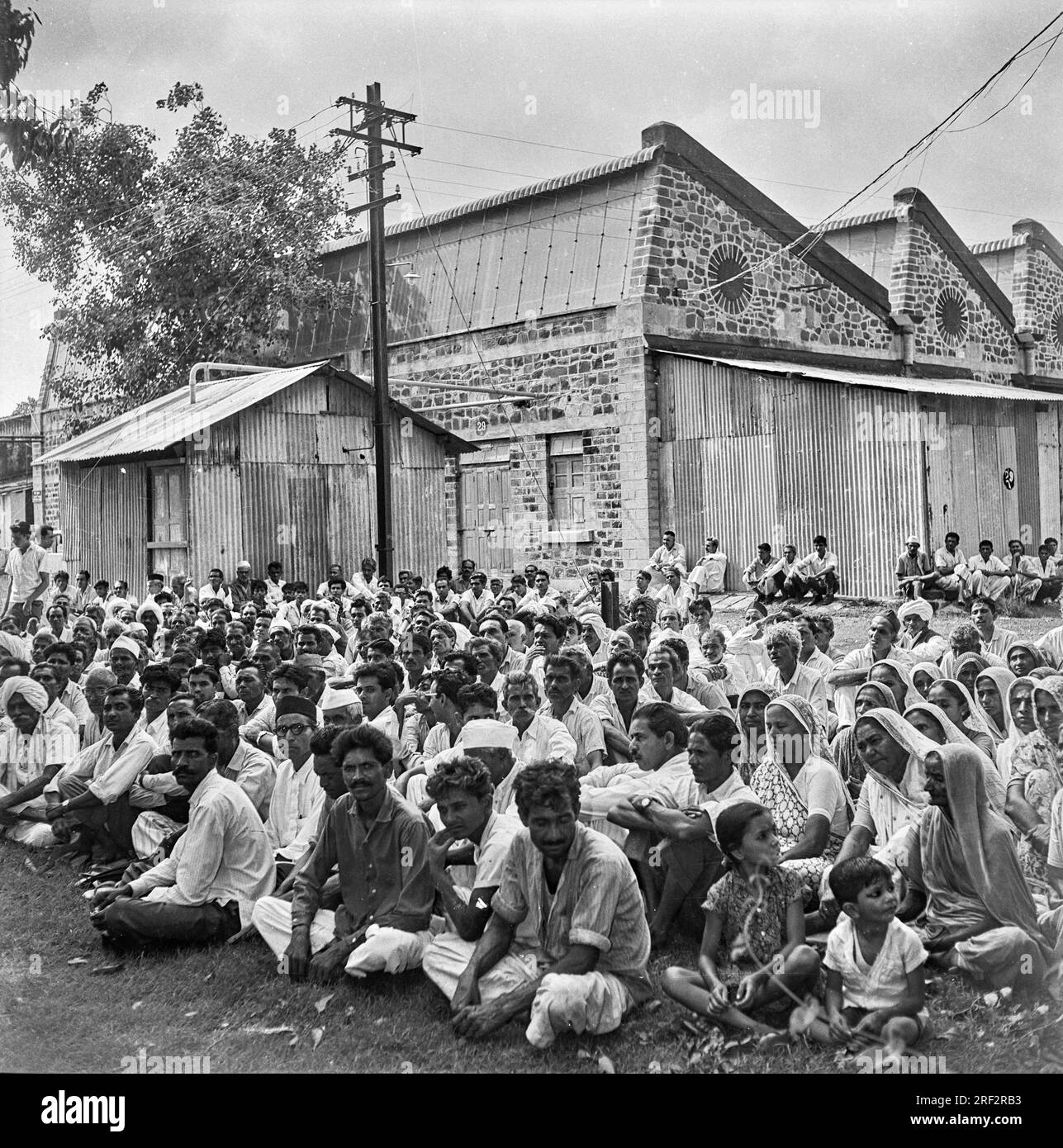 Vieux vintage des années 1900 photo en noir et blanc des hommes indiens femmes protestent soutenir le mouvement de liberté India 1940s. Banque D'Images