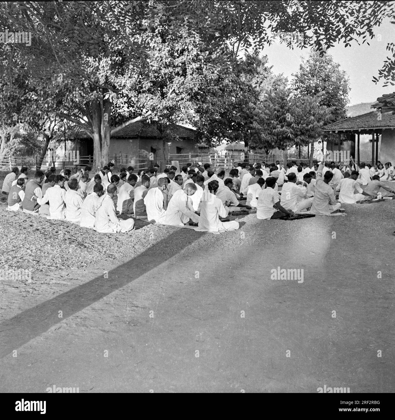 Vieux vintage des années 1900 photo en noir et blanc de la réunion du village indien soutiennent le mouvement de liberté India 1940s. Banque D'Images