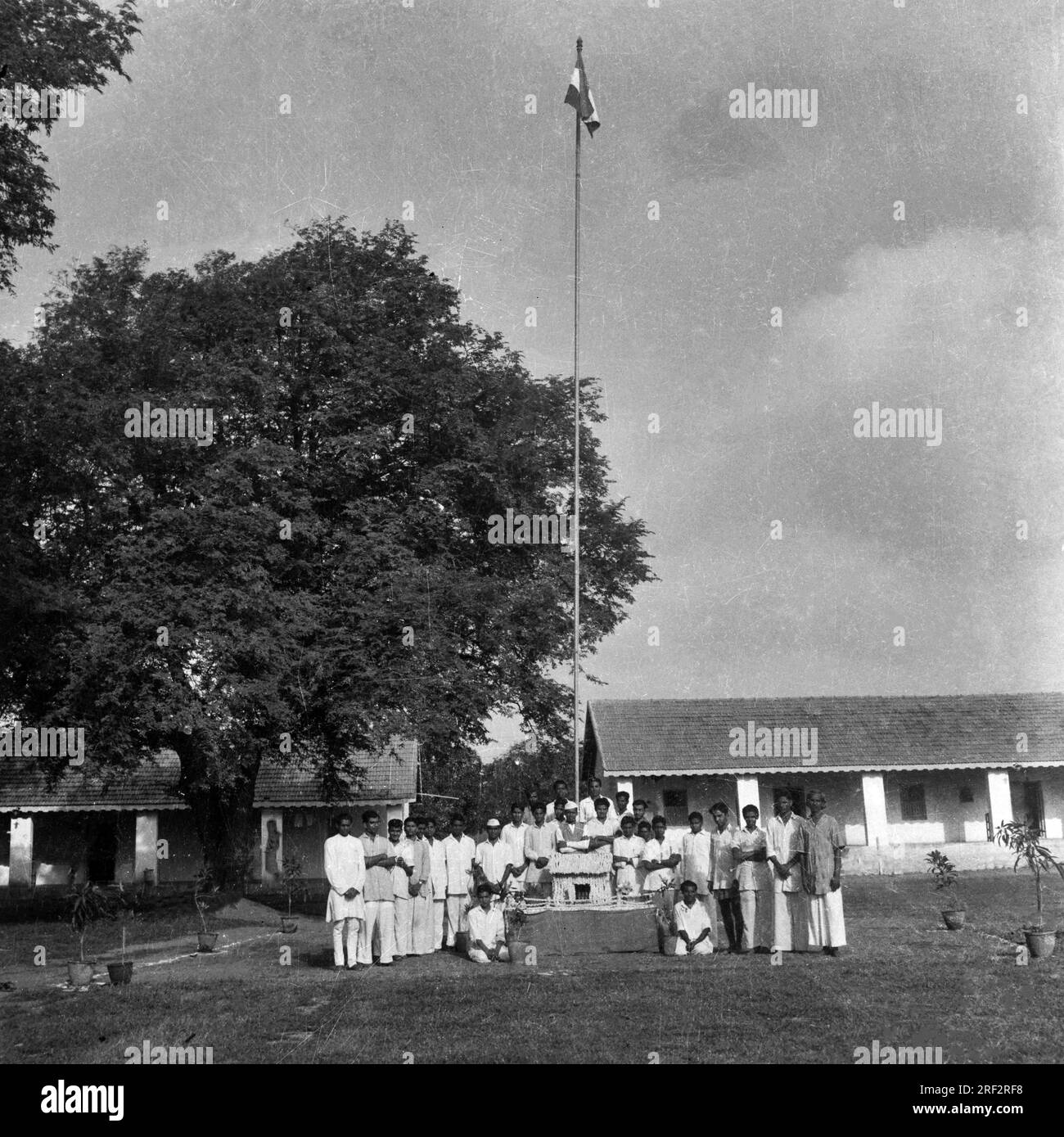 Vieux vintage des années 1900 photo en noir et blanc du drapeau hissant jour de l'indépendance indienne 15th août 1947 Rajkot Gujarat Inde Banque D'Images