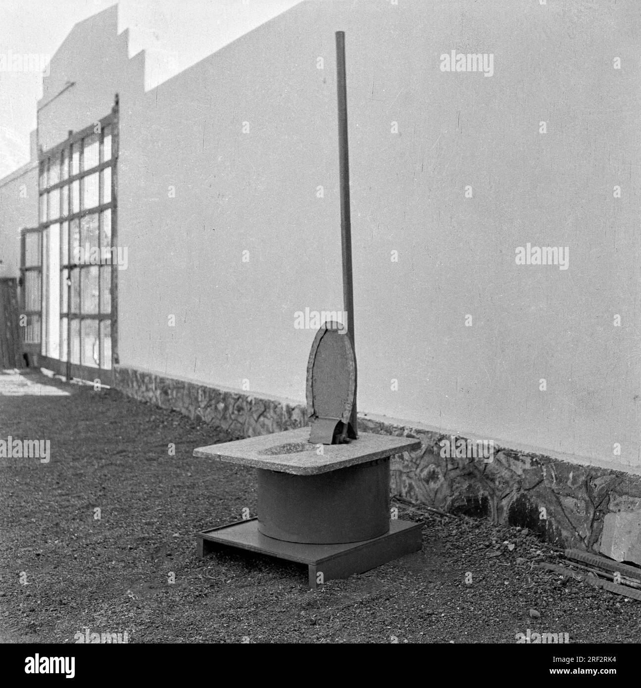 Vieux vintage des années 1900 photo noir et blanc de commode indienne de toilette en bois fait à la main Inde des années 1940 Banque D'Images