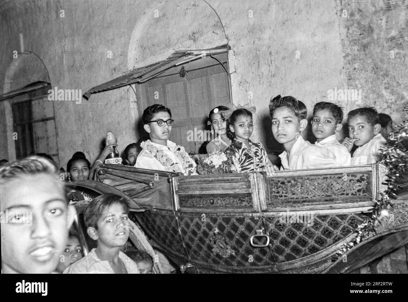 Vieux vintage des années 1900 photo noir et blanc de l'enfant indien mariage enfants mariage cérémonie mariée mariée chariot à cheval Inde des années 1940 Banque D'Images