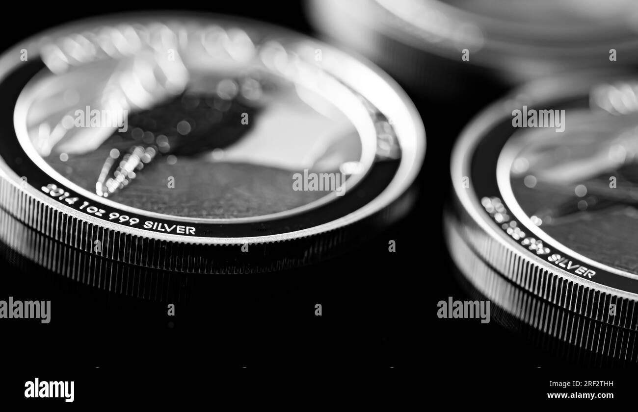 Macro gros plan de Silver Bullion coin sur fond noir miroir Banque D'Images