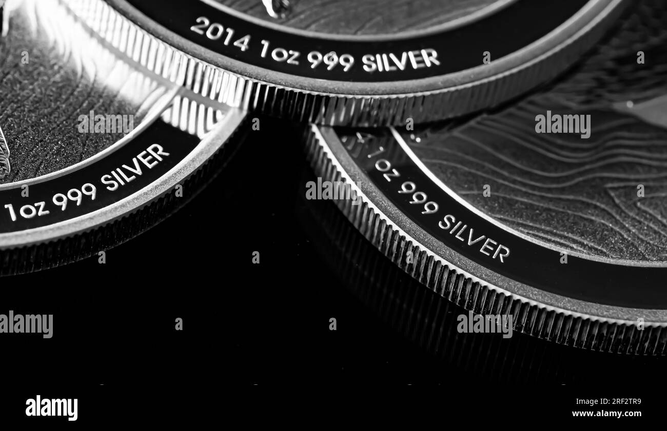 Macro gros plan de Silver Bullion coin sur fond noir miroir Banque D'Images