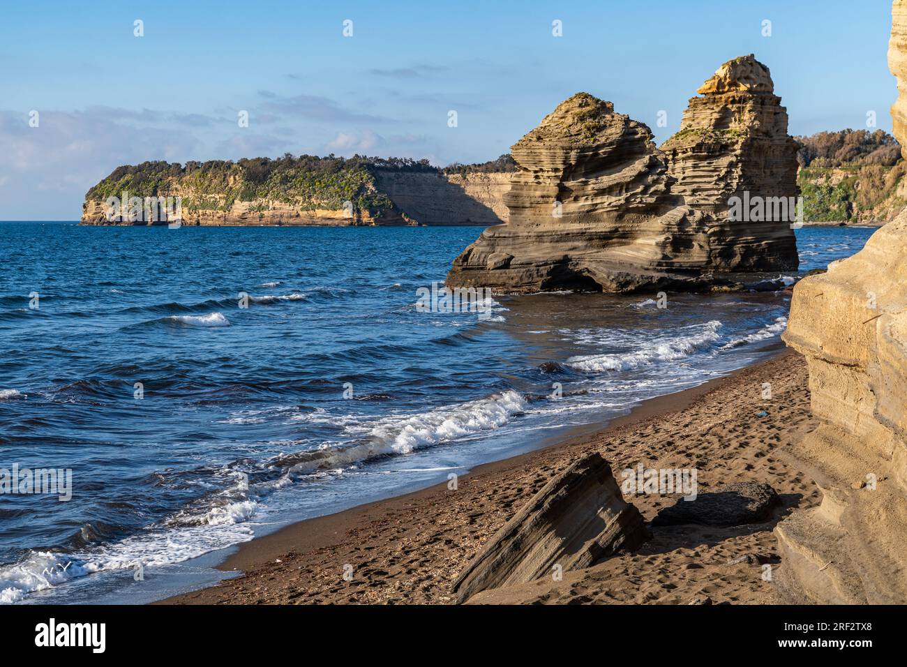 Scenic Stacks (Faraglioni) à Ciraccio Beach, Procida, Campanie, Italie Banque D'Images