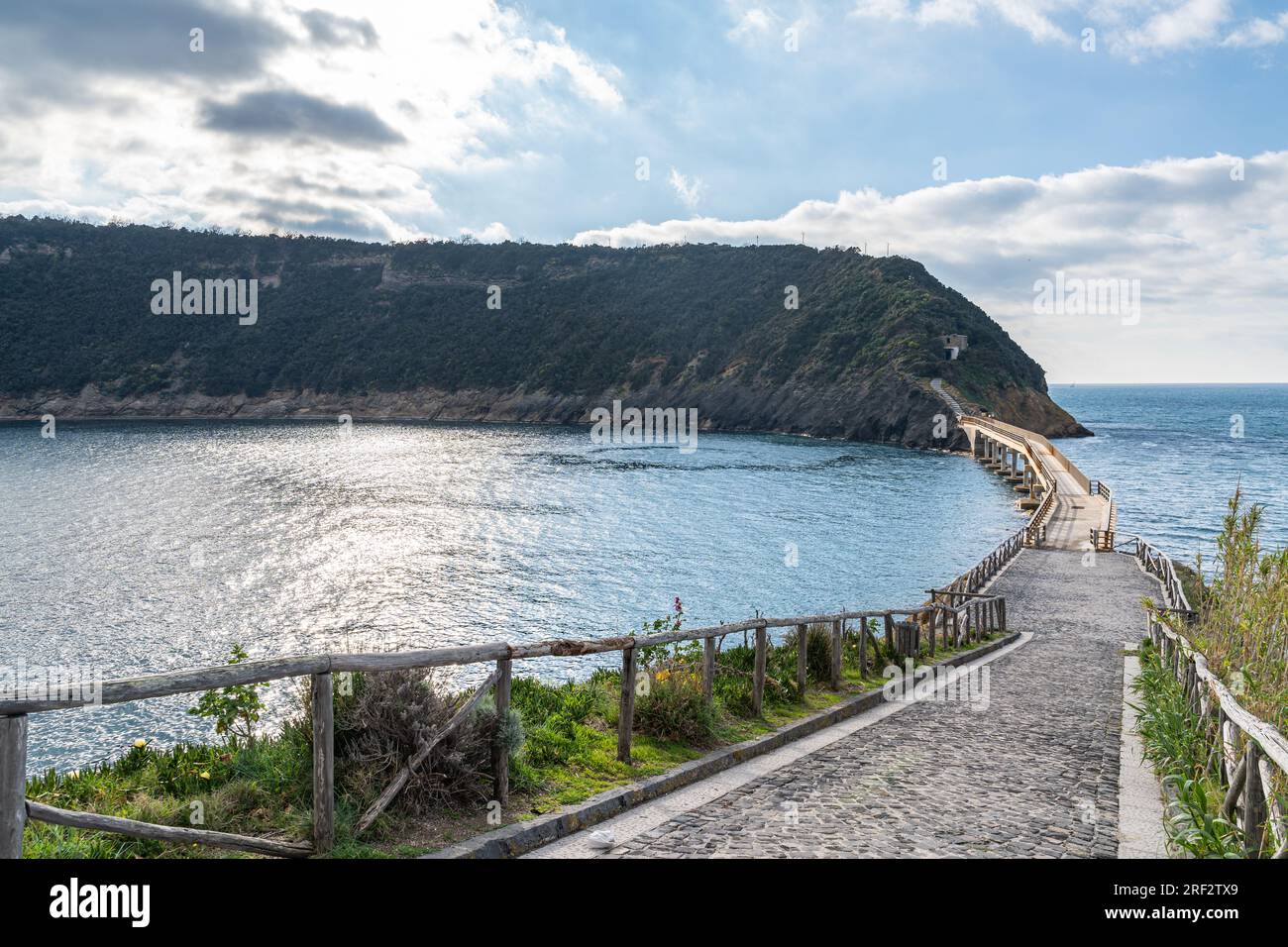 Paysage pittoresque de Procida avec le pont reliant l'île de Vivara, Campanie, Italie Banque D'Images