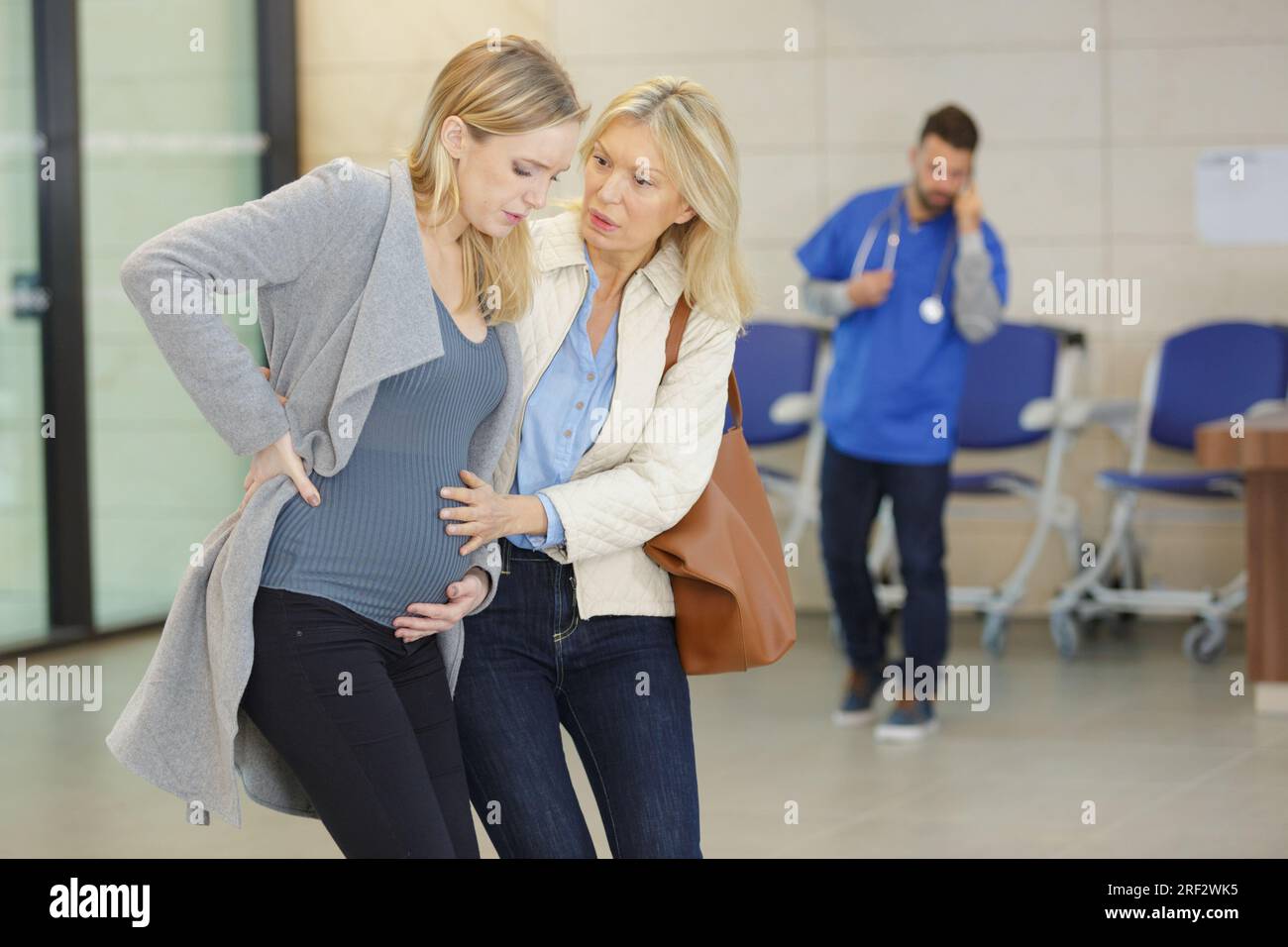 Femme enceinte sur le point d accoucher Banque de photographies et d ...